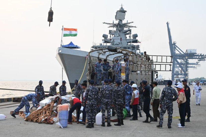दरम्यान, म्यानमारमधील विनाशकारी भूकंपाच्या पार्श्वभूमीवर, भारतीय नौदलाचे आयएनएस सातपुरा आणि आयएनएस सावित्री ही जहाजे भुकंपग्रस्तांना मदत करण्यासाठी ५० टनांहून अधिक मदत साहित्य घेऊन यंगूनमध्ये दाखल झाली आहेत. याबद्दलची माहिती देशाचे परराष्ट्रमंत्री एस जयशंकर यांनी एक्सवरून दिली आहे. (Photo: Dr. S. Jaishankar/X)