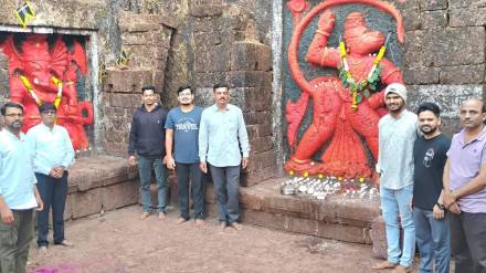 Devotees worship Hanuman idol carved in stone in Karad news