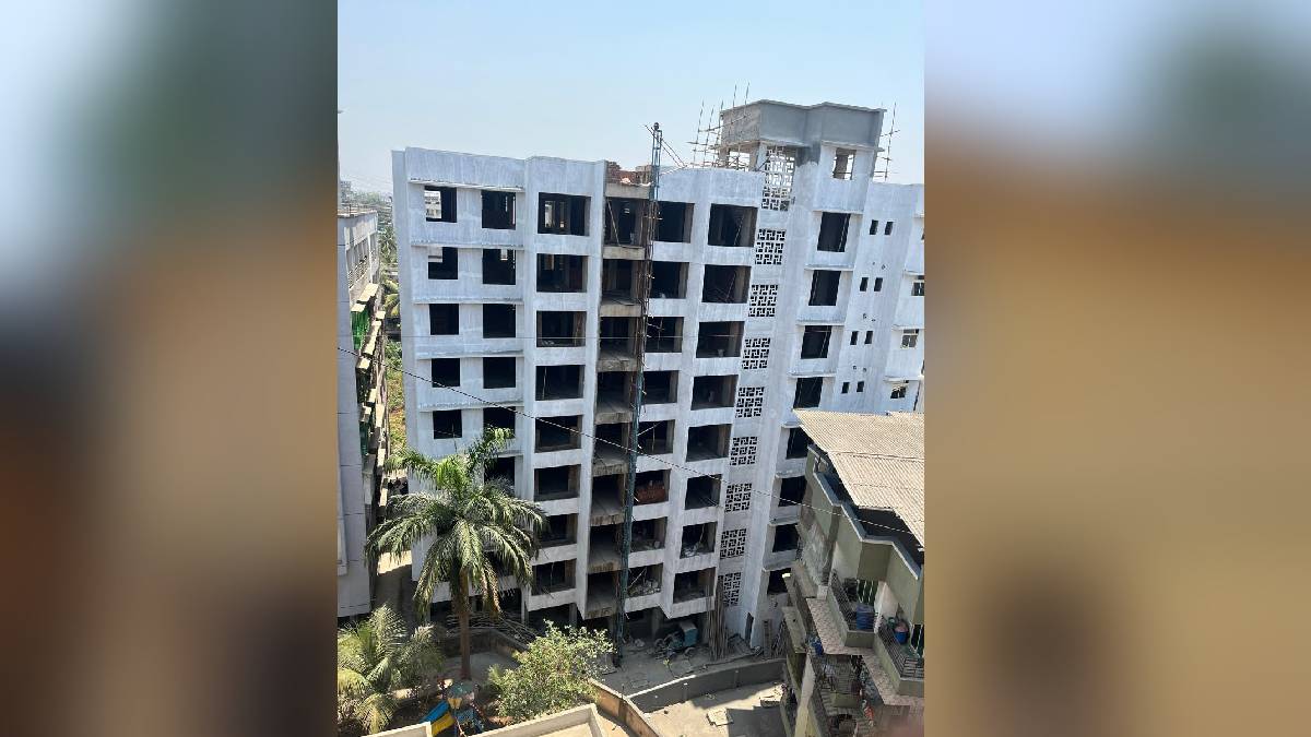 Illegal buildings on the road in the development plan in Nandivali