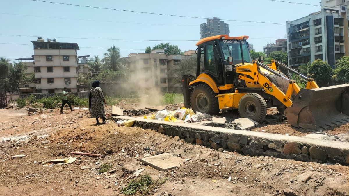 Illegal constructions of the Chawl are being demolished in dombivali