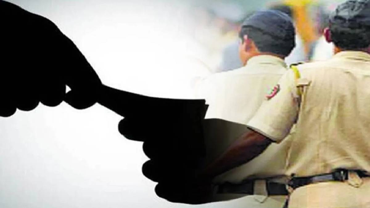 in Jalgaon action taken against two policemen including a sub-inspector about Installment recovery and connection with accused