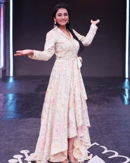 Tharala Tar Mag Jui Gadkari Golden Gown Look