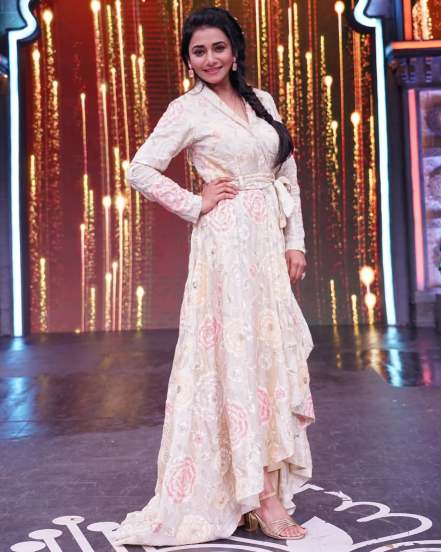 Tharala Tar Mag Jui Gadkari Golden Gown Look