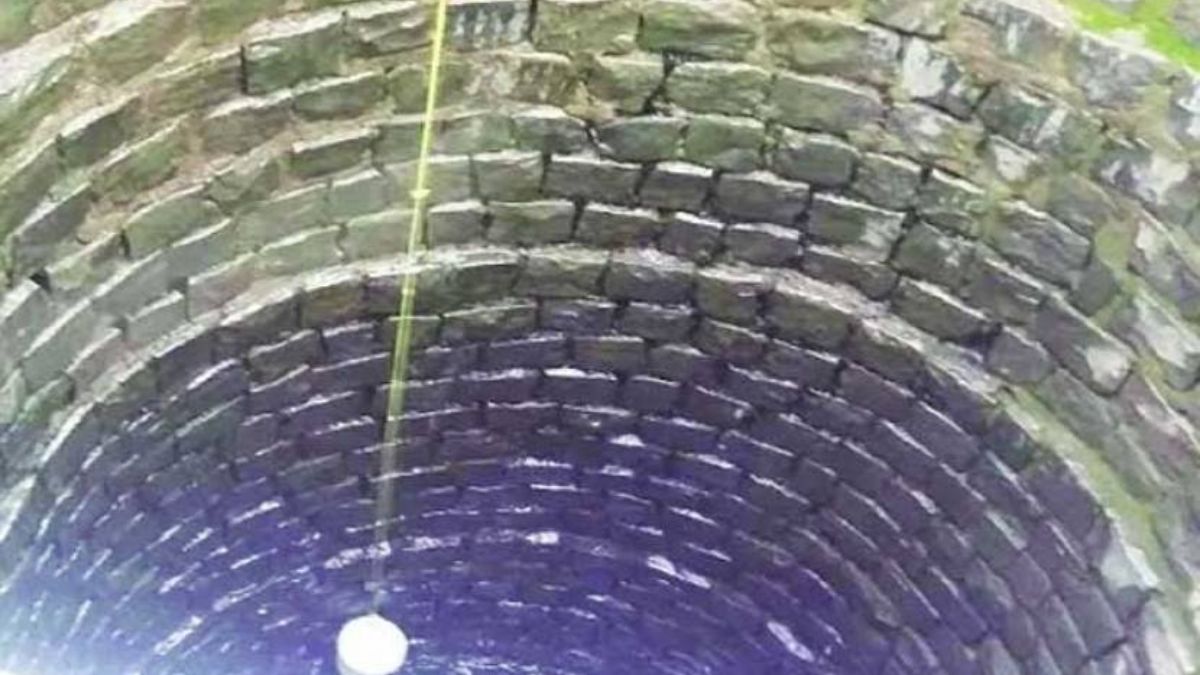8 dead after youth falls into well 7 jump one by one to save him
