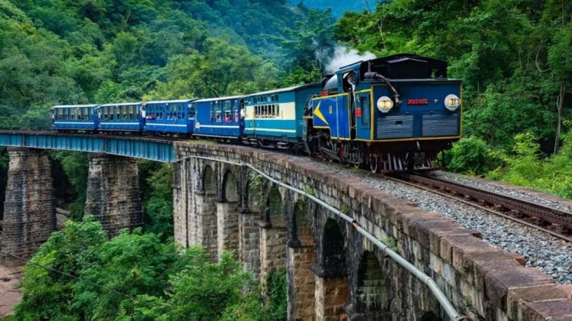 Summer Tourist Places जर तुम्हाला उन्हाळ्याच्या कडक उन्हात प्रवास करायचा असेल तर तुम्ही दक्षिण भारतात प्रवास करू शकता. विशेषतः उटी हे पर्यटनासाठी एक उत्तम ठिकाण आहे. ऊटी हे तामिळनाडूमधील सर्वोत्तम हिल स्टेशनपैकी एक आहे. हे सुंदर निलगिरी पर्वतांमध्ये वसलेले असून स्वच्छ हवामान आणि हिरव्यागार टेकड्यांसाठी ते प्रसिद्ध आहे. उटीच्या आजूबाजूला इतरही अनेक आकर्षणे आहेत. धबधबे आणि चहाच्या बागांपासून ते शांत तलाव आणि वारसा स्थळांपर्यंत, ऊटीभोवतीची प्रत्येक गोष्ट आकर्षणाचे केंद्र आहे. चला तर मग उटी आणि त्याच्या जवळील काही सर्वोत्तम ठिकाणांबद्दल जाणून घेऊया. (छायाचित्र- विकिपीडिया)