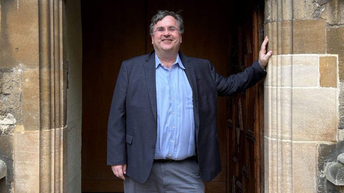 Reid Hoffman on the importance of prioritizing success over work-life balance for entrepreneurs.