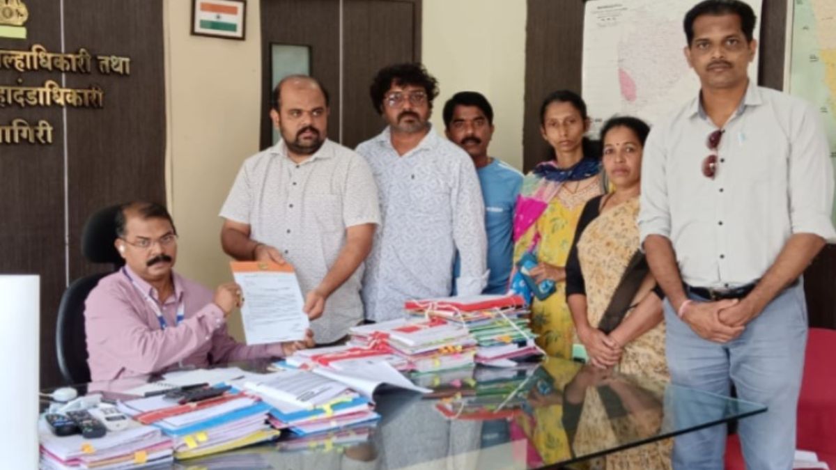 MNS style protest warning by locking Ratnagiri office of Pollution Control Board