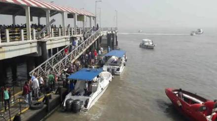 Boat suffers damage near Mandwa Jetty, passenger rescued quickly mishap averted