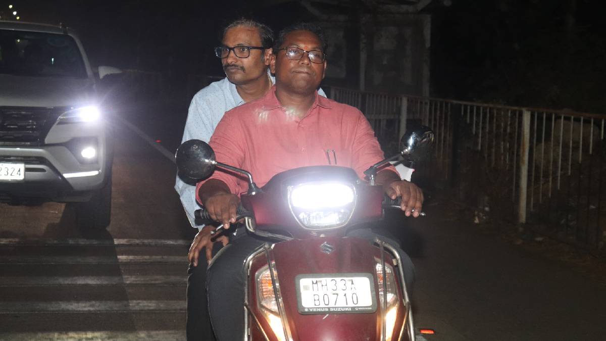 Milind Narote showed Rishikant Raut the problems of potholes