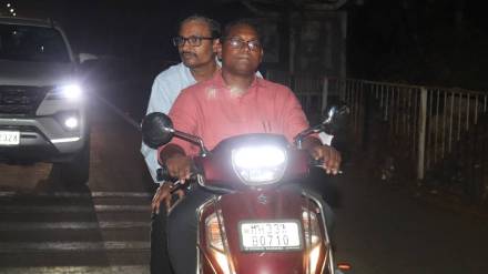 Milind Narote showed Rishikant Raut the problems of potholes