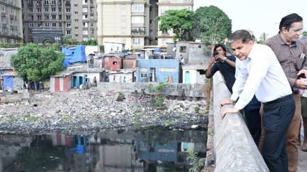 floating garbage in the drain headache for Mumbai Municipal corporation