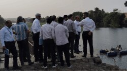 निघोजे बंधाऱ्यातील जलपर्णी काढा; आयुक्तांकडून बंधाऱ्याची पाहणी