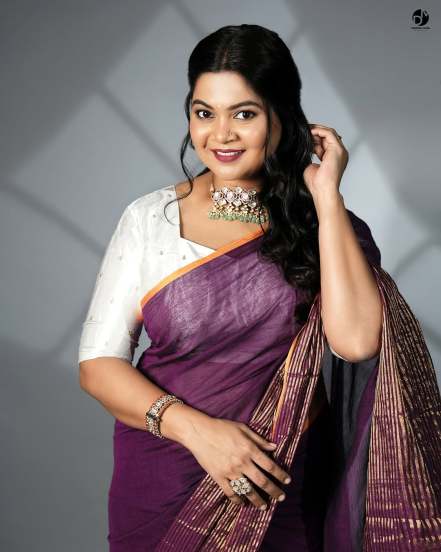 Namrata Sambherao Brown Cotton Saree Look
