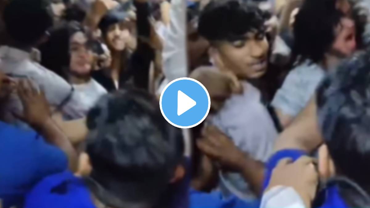 shocking video in Virar local tow group of people fight badly in virar train video goes viral on social media