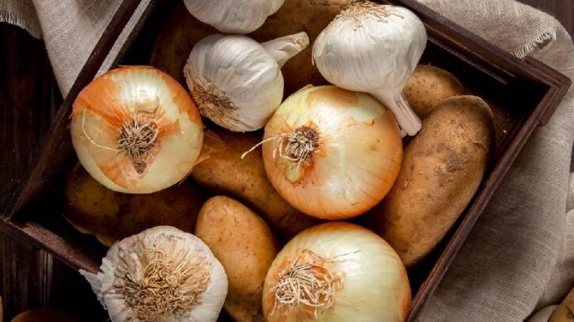 Do not put onions and potatoes in one place