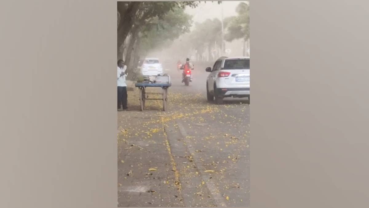 dust storm hit Kalyan dombivli causing panic and blowing debris away in 30 minutes