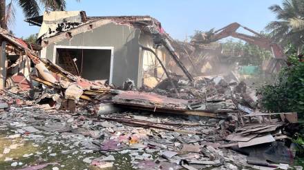 Unauthorized building in madh island area demolished mumbai municipal Corporation takes action