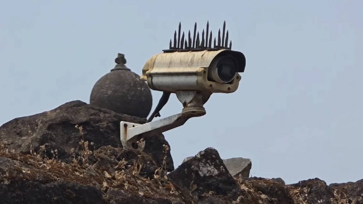 controversy over raigad forts cctv system is off due to archaeological department is neglect the maintenance