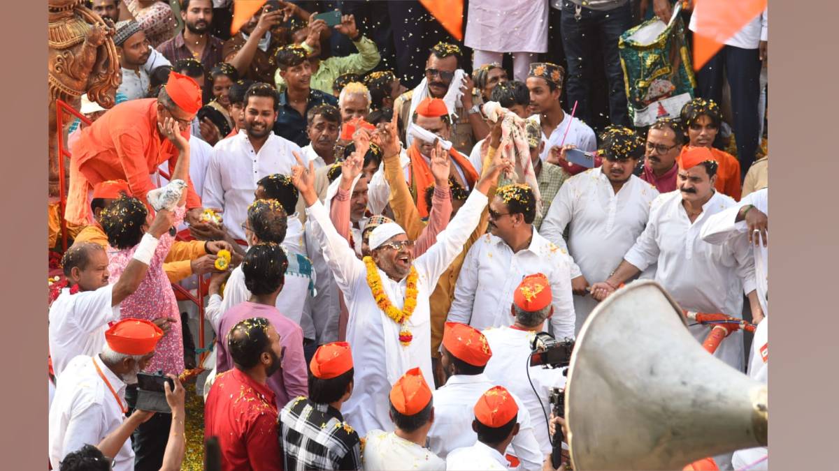on sunday muslims welcomed ram navami procession at Poddareshwar temple with flowers and cold drinks