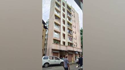 illegal More tower in samrat chowk in dombivli morey towers Developer notices to residents to vacate building