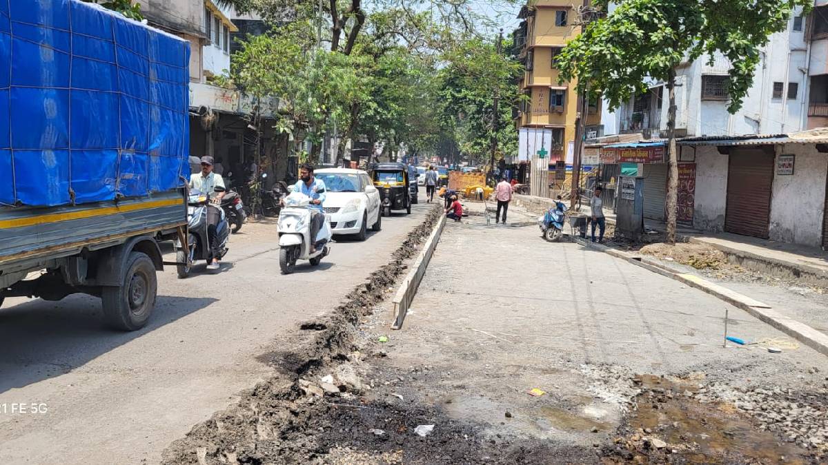 dombivli daily traffic jams occur on cement road in front of plasma blood bank due to single eight foot lane