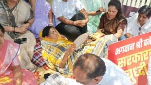 Supriya Sule protests outside Pune District Collectors Office