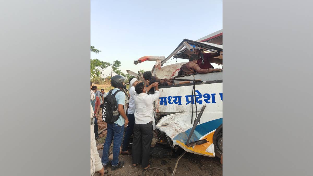 three laborers died 17 bus passengers injured in mp bus mini truck collision