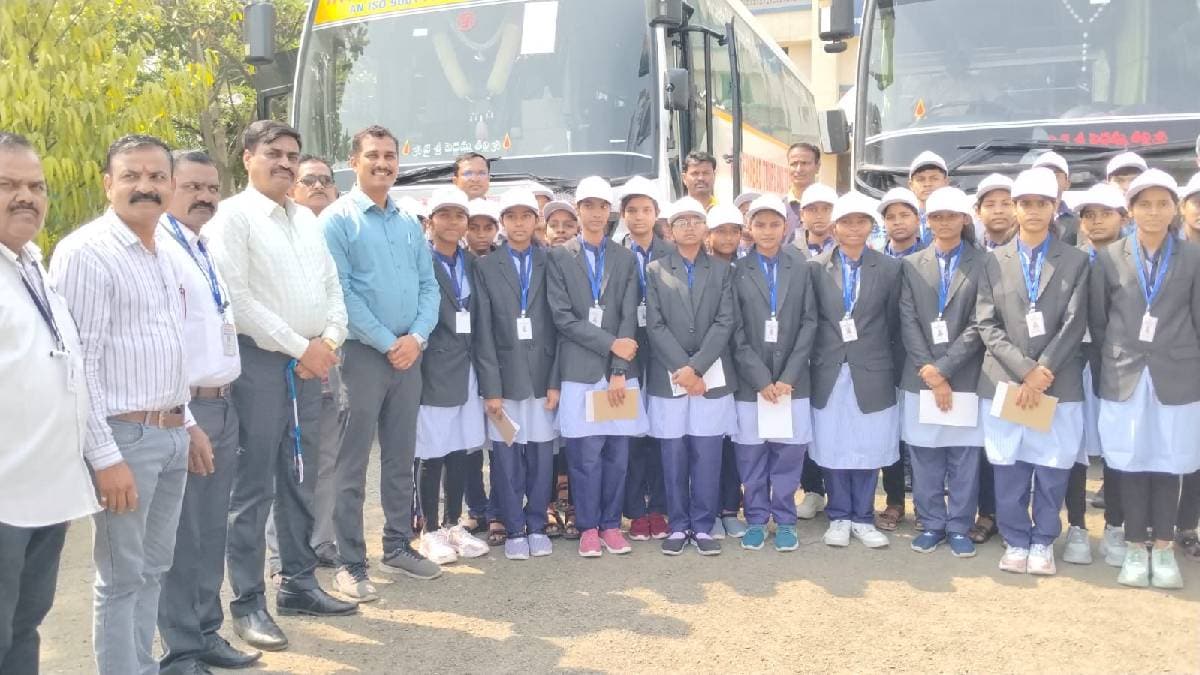 mahesh vaddkar wished 60 social welfare students leaving for educational trip to Sriharikota