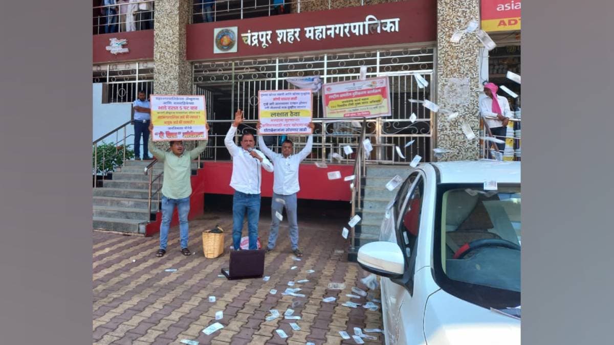jan vikas sena Pappu deshmukh protest ghe Paisa on commissioners car