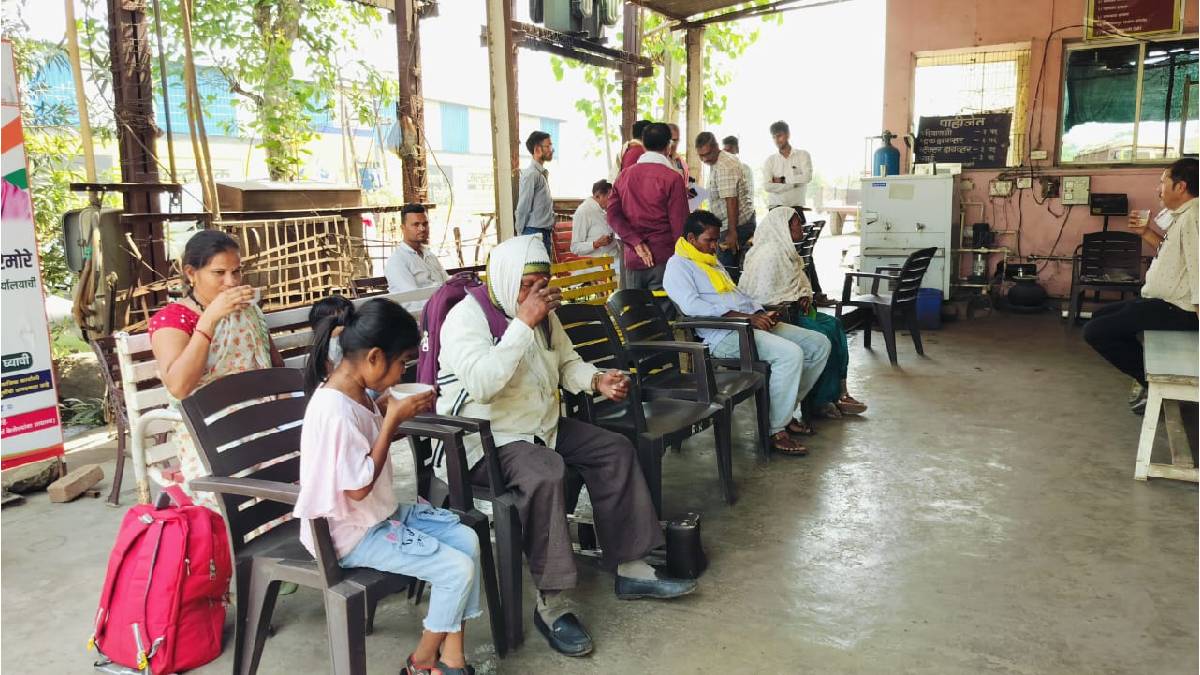 mla raju karemore serves ambil to visitors in his public relations office cool gesture sparks public interest