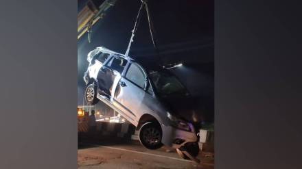 truck hit , people Pune died , Mumbai-Pune highway,