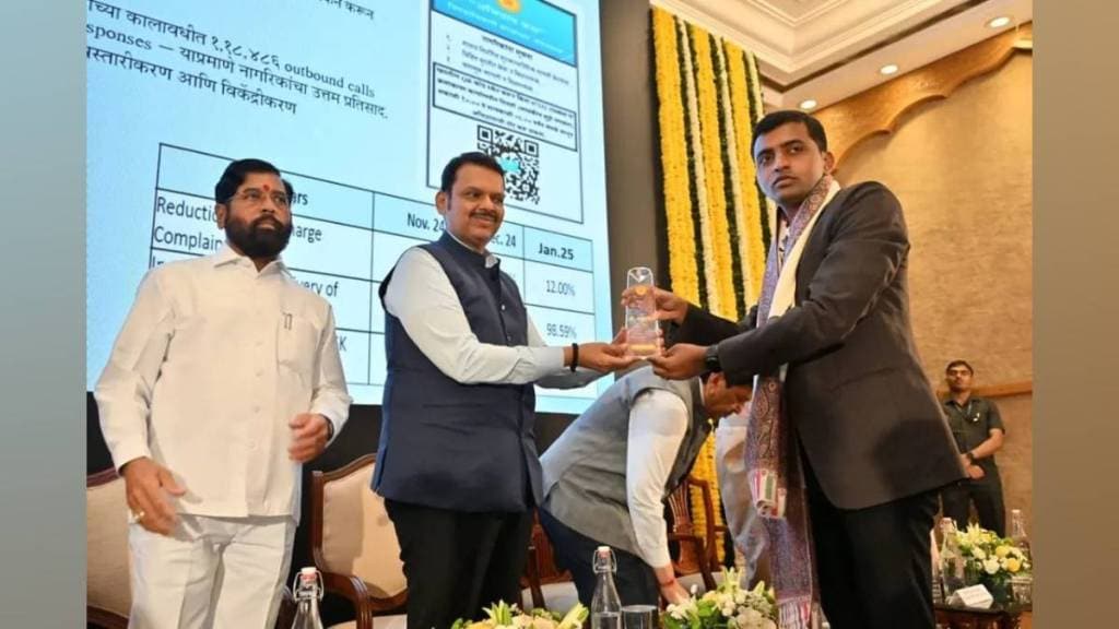 मुख्यमंत्री देवेंद्र फडणवीस यांच्या हस्ते जिल्हाधिकारी अमोल येडगे यांचा सत्कार करण्यात आला(छायाचित्र -लोकसत्ता टीम )
