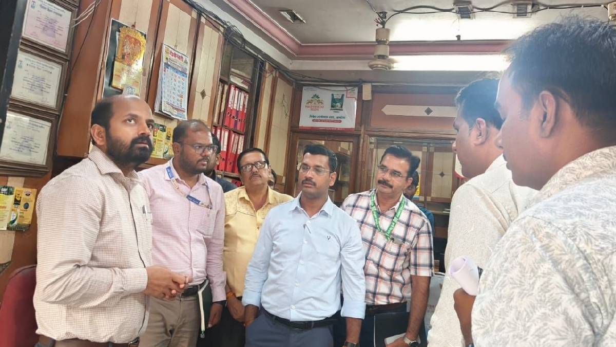 amid Kharif season Collector ajit Kumbhar inspected city agricultural centers today