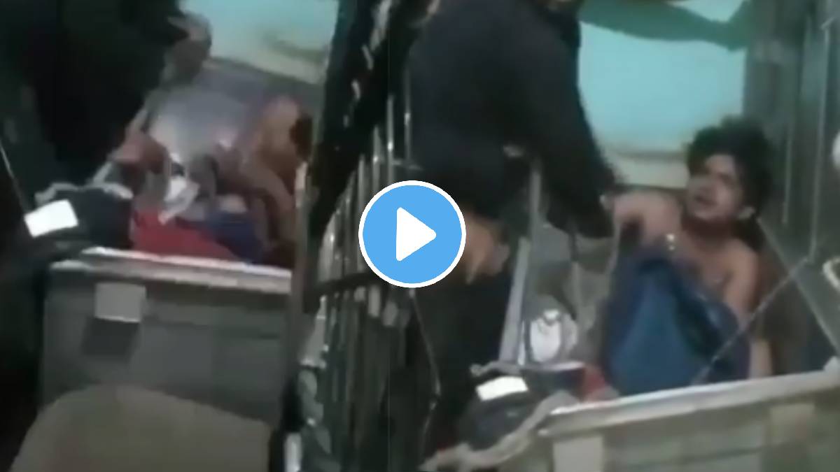 Extra marital affairs Husband Beat His Wifes Boyfriend Who Entered His House At Midnight In Agra Video Viral