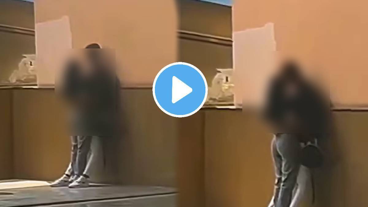 Couple romance at andheri staion video viral