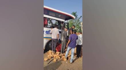 Buldhana, Bus , truck , accident, laborers died,