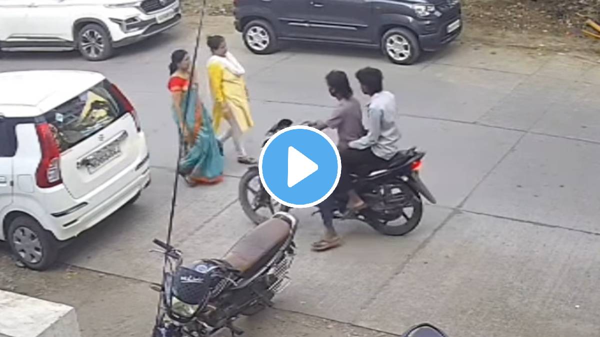 Viral video of Maharashtra two youths steal gold ornaments from a woman passing by on the road incident vide