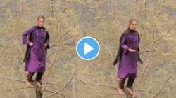 ‘एक चूक अन् खेळ खल्लास!’ काश्मीरी महिला रीलसाठी झाडाच्या टोकावर जाऊन बसली; VIDEO पाहून तुम्हीही श्वास रोखून धराल