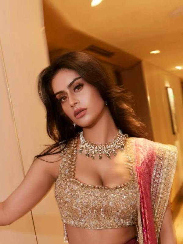 Nysa Devgan looks hot in Manish malhotra s handwoven lehenga (5)