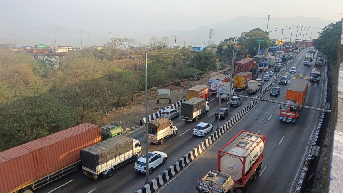Major traffic jam on Mumbai-Pune Expressway; vehicles queued up to seven to eight kilometers long