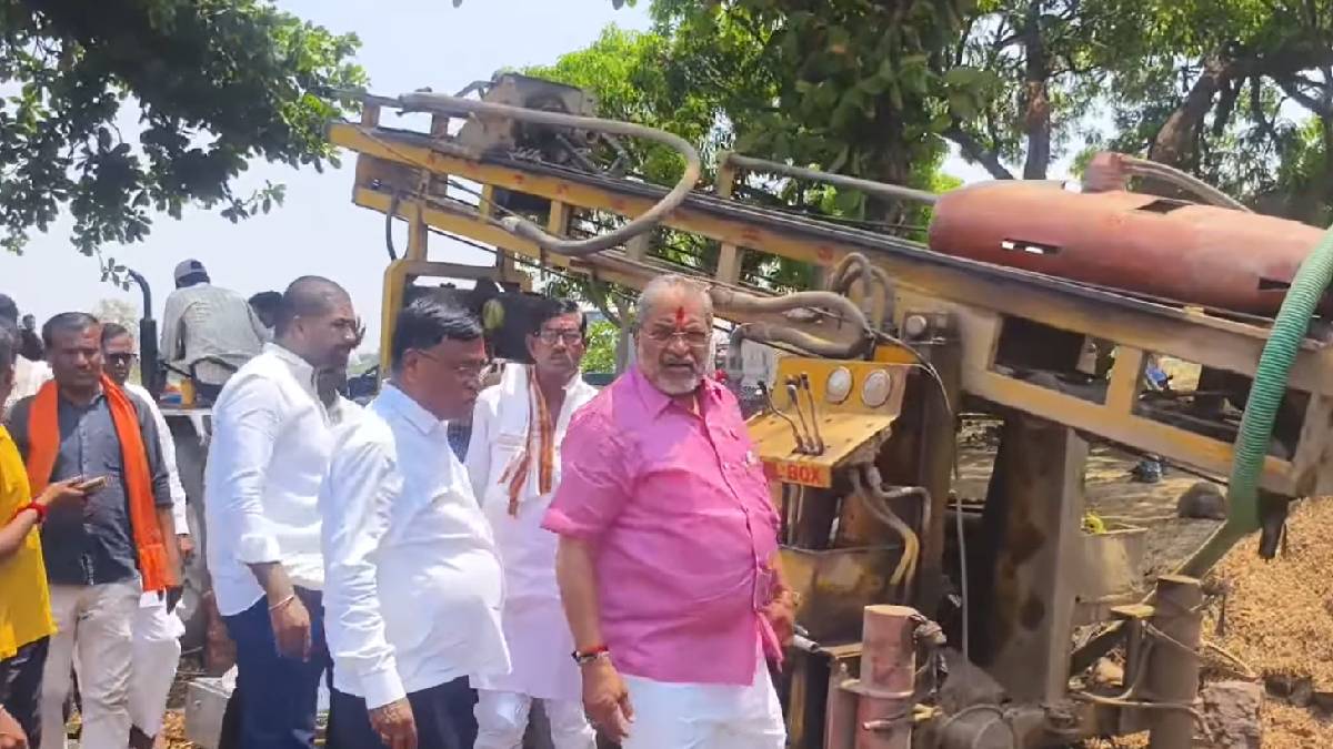 Farmers stopped soil testing machine on Shaktipeeth highway Kalamnuri taluka hingoli district