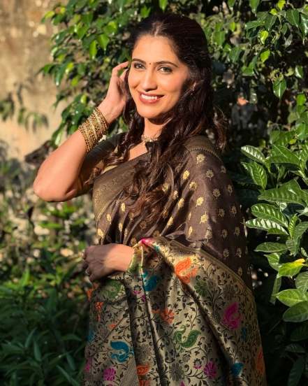 Marathi actress Manasi Kulkarni in blue colour saree