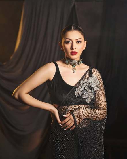 Hansika motwani in black saree hot looks