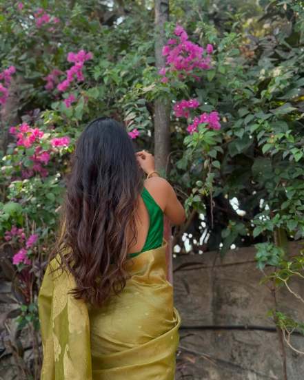 gharoghari matichya chuli fame actress reshma shinde mehandi colour saree look photoshoot