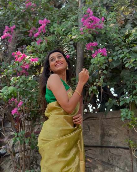 gharoghari matichya chuli fame actress reshma shinde mehandi colour saree look photoshoot 