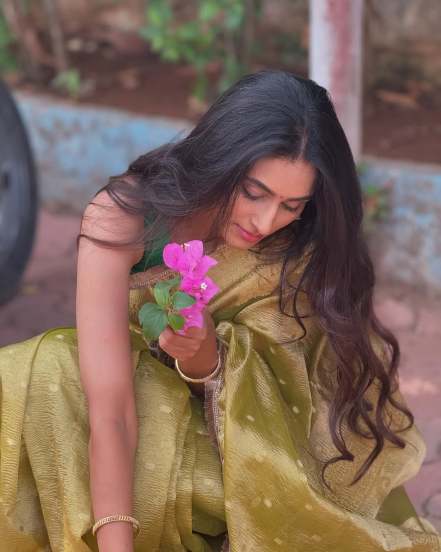 gharoghari matichya chuli fame actress reshma shinde mehandi colour saree look photoshoot 