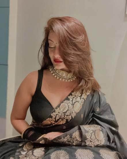 mansi naik in black saree