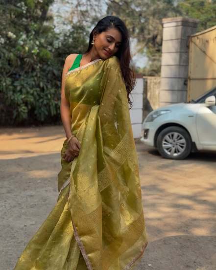 gharoghari matichya chuli fame actress reshma shinde mehandi colour saree look photoshoot