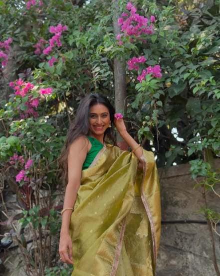 gharoghari matichya chuli fame actress reshma shinde mehandi colour saree look photoshoot 