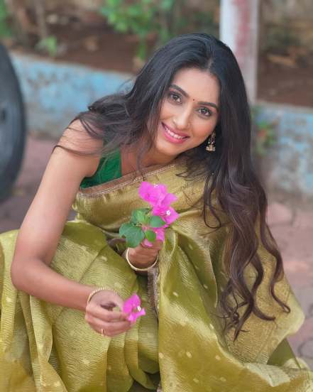 gharoghari matichya chuli fame actress reshma shinde mehandi colour saree look photoshoot 